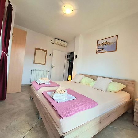 Cozy 1-Bedroom Apartment Near The Center Of Trogir Buitenkant foto