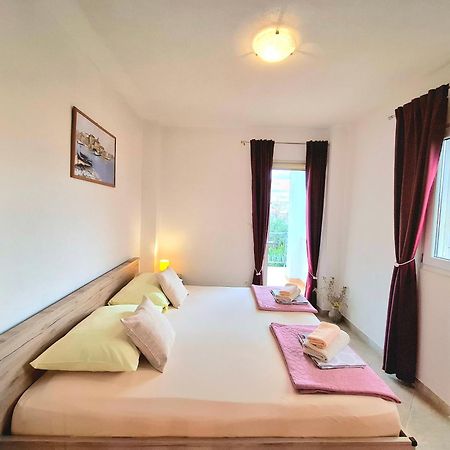 Cozy 1-Bedroom Apartment Near The Center Of Trogir Buitenkant foto