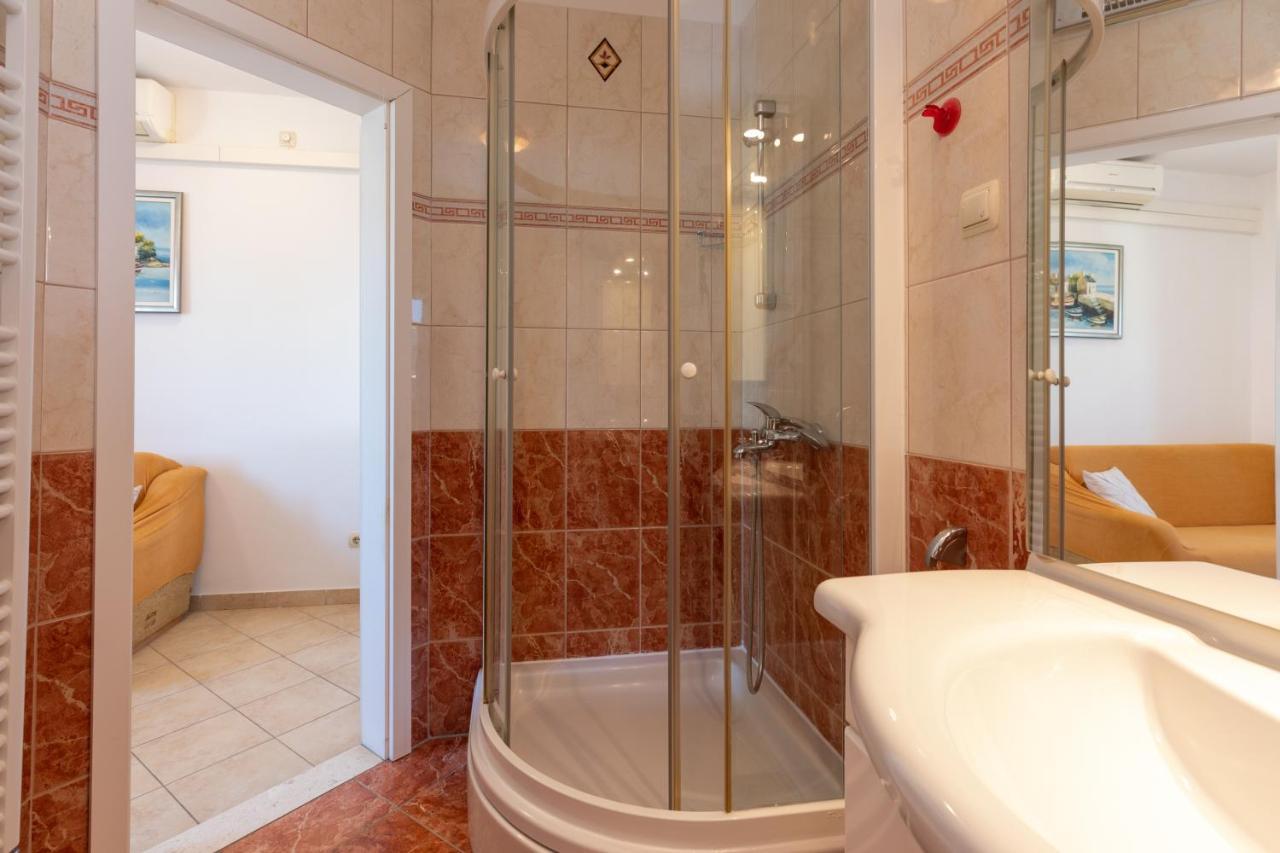 Cozy 1-Bedroom Apartment Near The Center Of Trogir Buitenkant foto