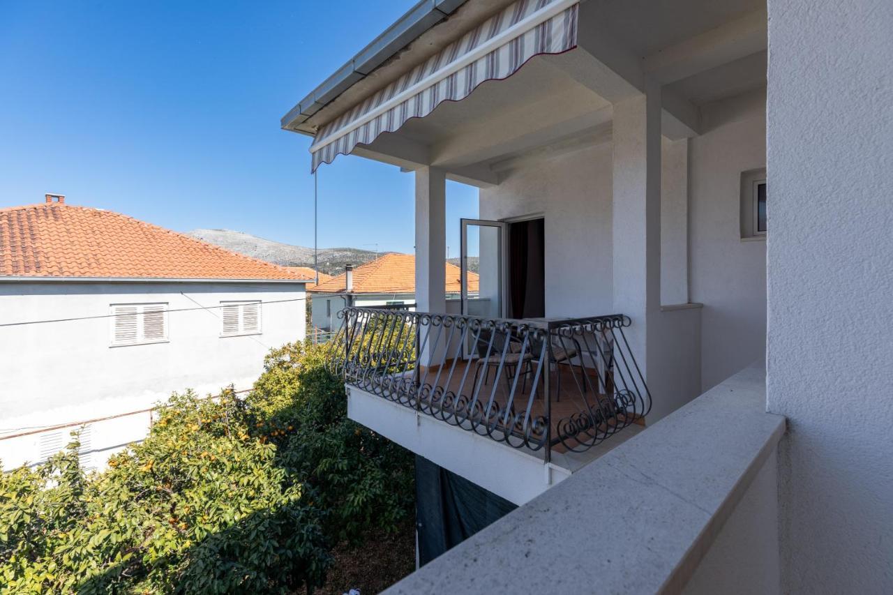 Cozy 1-Bedroom Apartment Near The Center Of Trogir Buitenkant foto