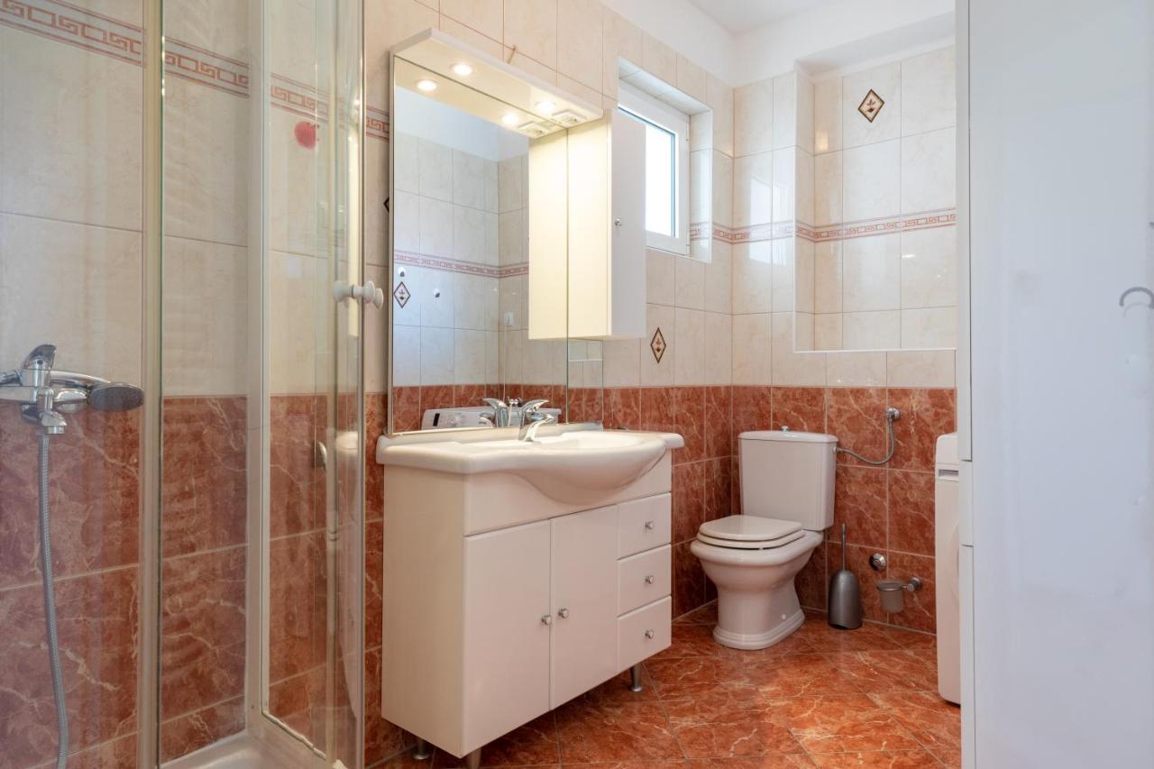 Cozy 1-Bedroom Apartment Near The Center Of Trogir Buitenkant foto
