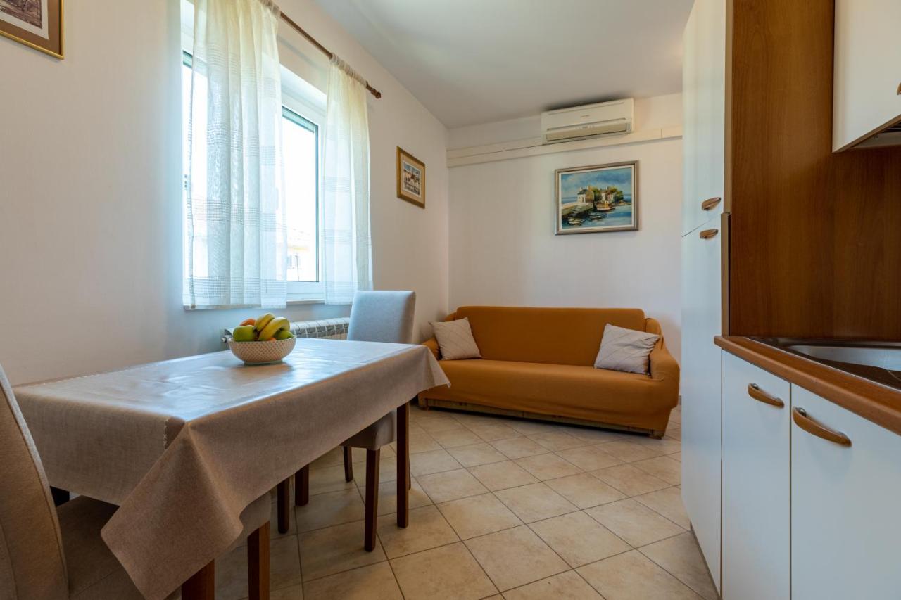 Cozy 1-Bedroom Apartment Near The Center Of Trogir Buitenkant foto