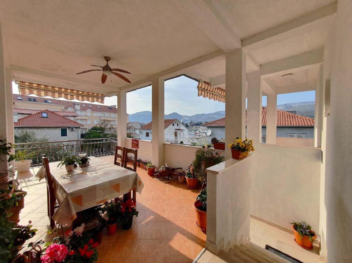 Cozy 1-Bedroom Apartment Near The Center Of Trogir Buitenkant foto