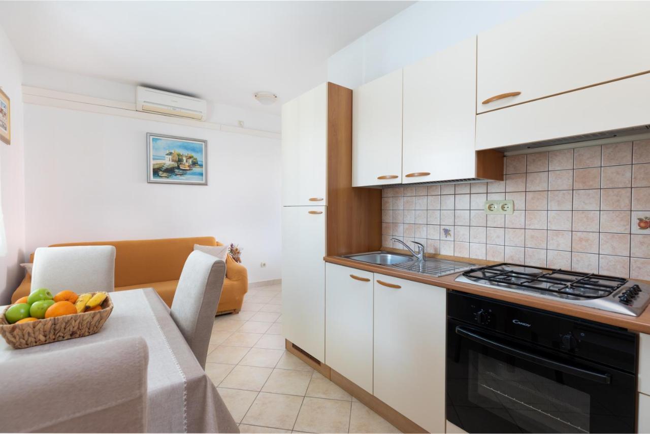Cozy 1-Bedroom Apartment Near The Center Of Trogir Buitenkant foto