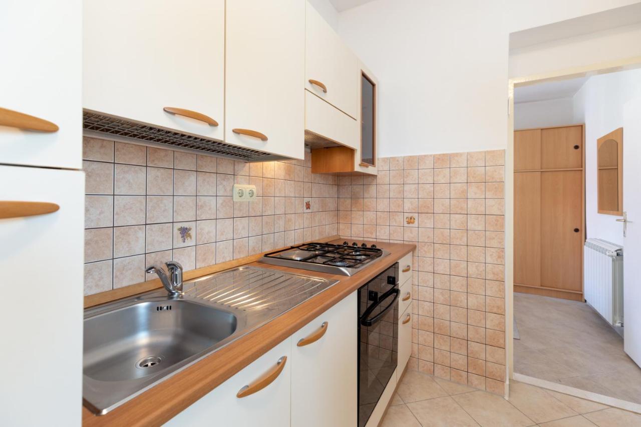 Cozy 1-Bedroom Apartment Near The Center Of Trogir Buitenkant foto