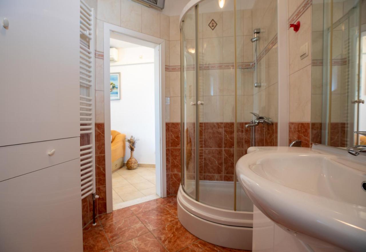 Cozy 1-Bedroom Apartment Near The Center Of Trogir Buitenkant foto