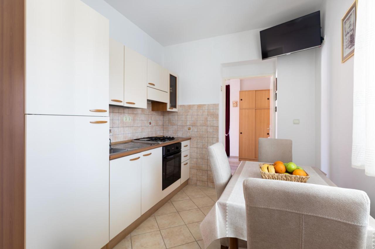Cozy 1-Bedroom Apartment Near The Center Of Trogir Buitenkant foto