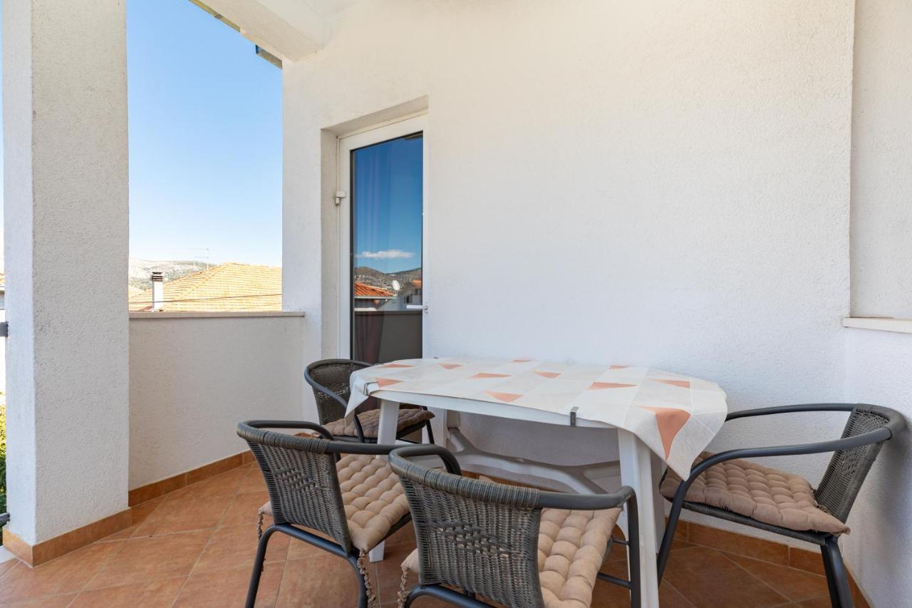 Cozy 1-Bedroom Apartment Near The Center Of Trogir Buitenkant foto