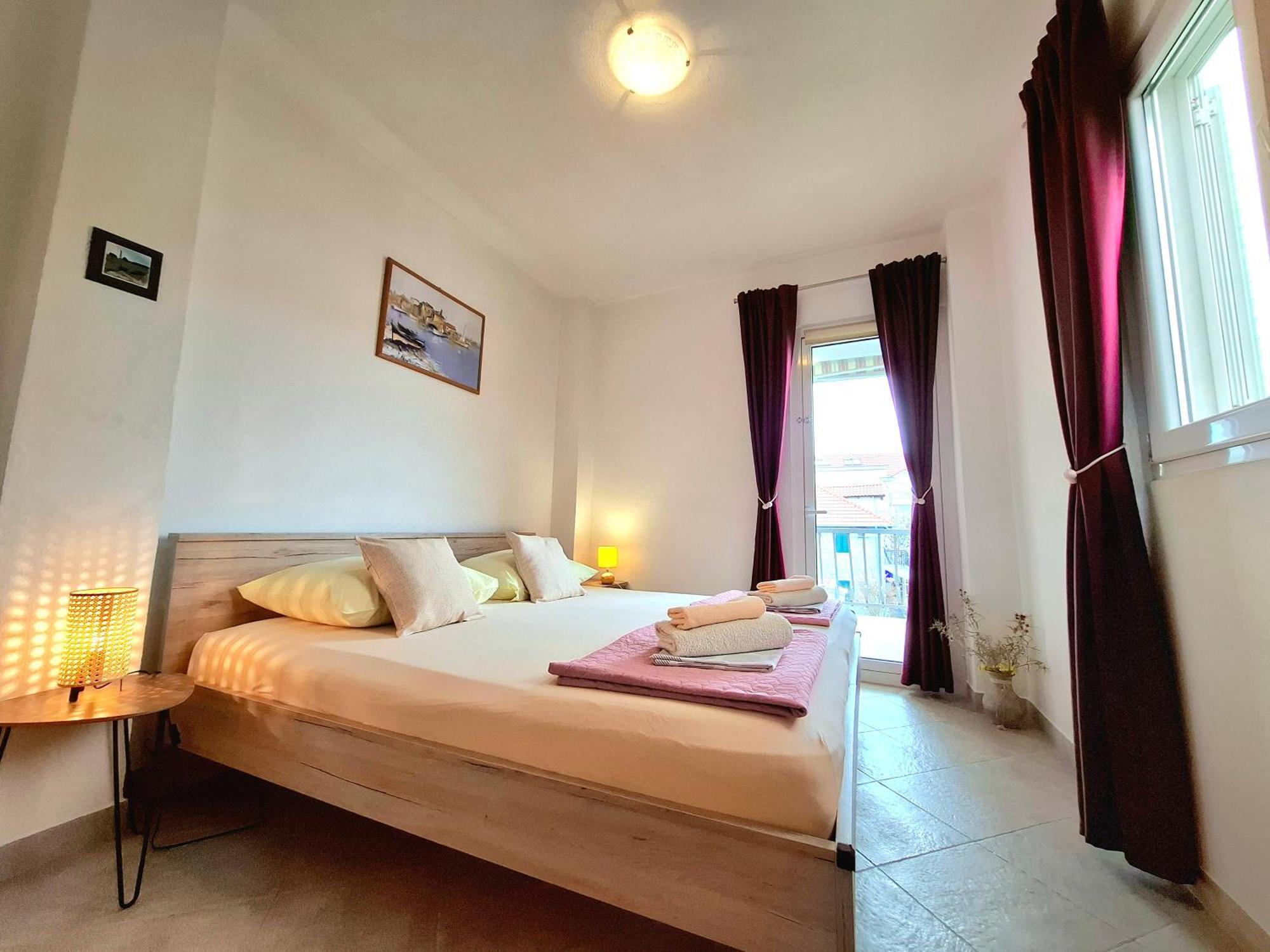 Cozy 1-Bedroom Apartment Near The Center Of Trogir Buitenkant foto